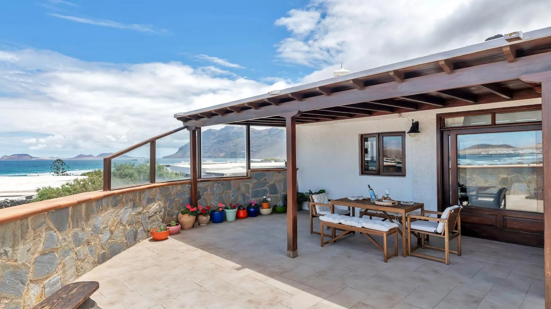 Villalmar Famara 0*,